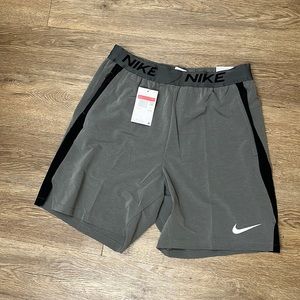 Men’s Dry-Fit Nike Gray Zipper Pocket Shorts Sz L